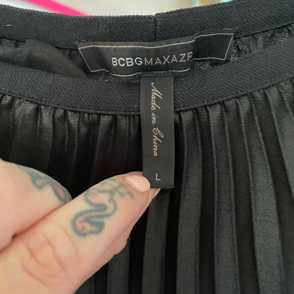 BCBG Asymmetrical black and white pleated skirt size L- fits like a 10-12 - Picture 3 of 6